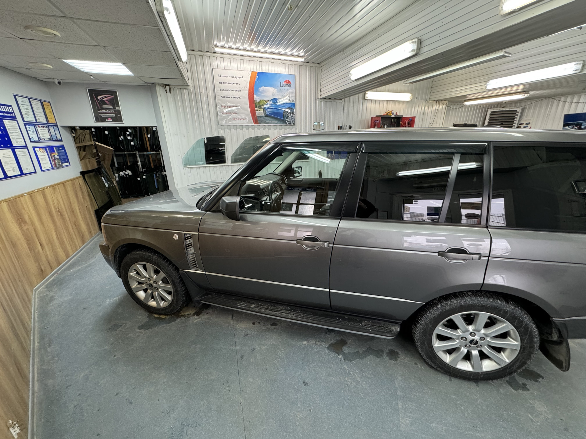 4. Замена лобового стекла и поводок со спойлером — Land Rover Range Rover  (3G), 4,2 л, 2008 года | визит на сервис | DRIVE2