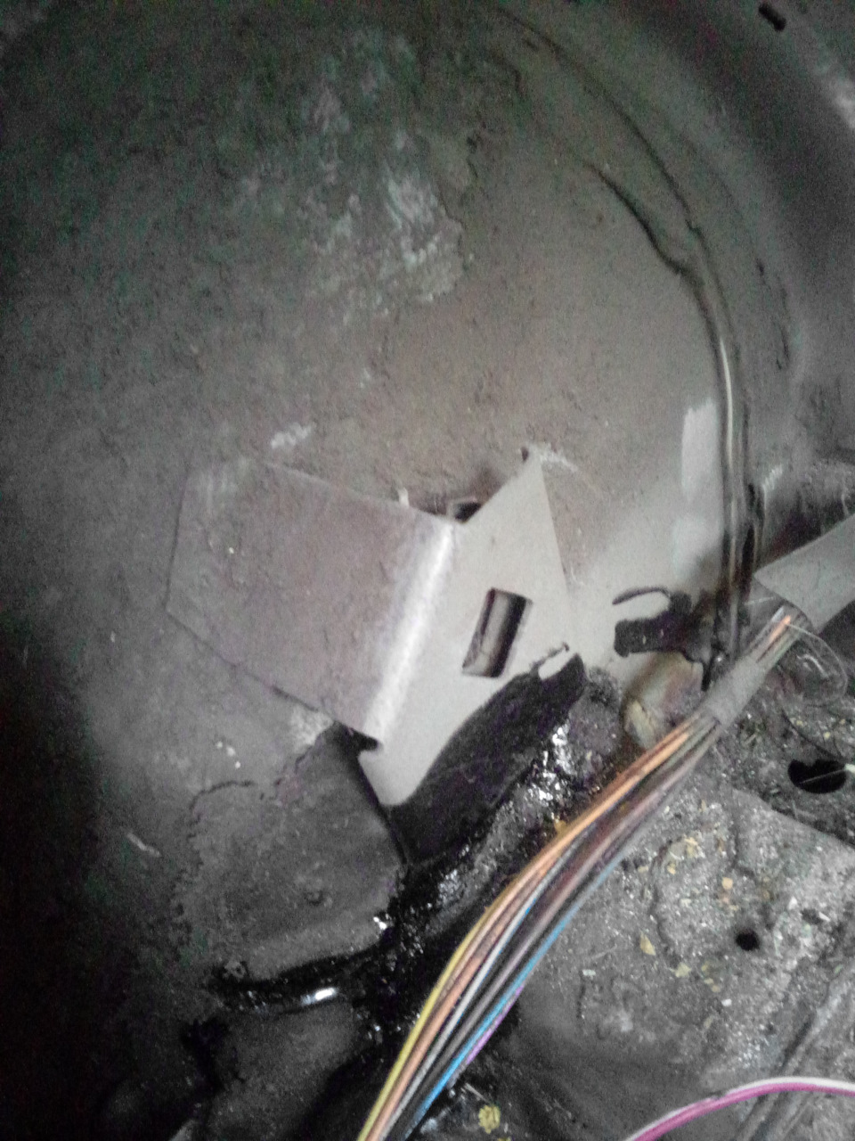 Я так понимаю на 7и местной тут болты фиксации сидений стоят? — Lada 2120 Надежда