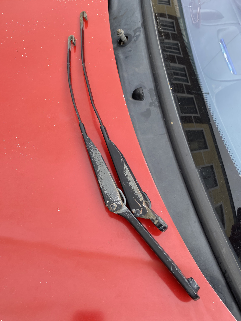 Покраска поводков дворников — Renault Kangoo (1G), 1,2 л, 1999 года ...