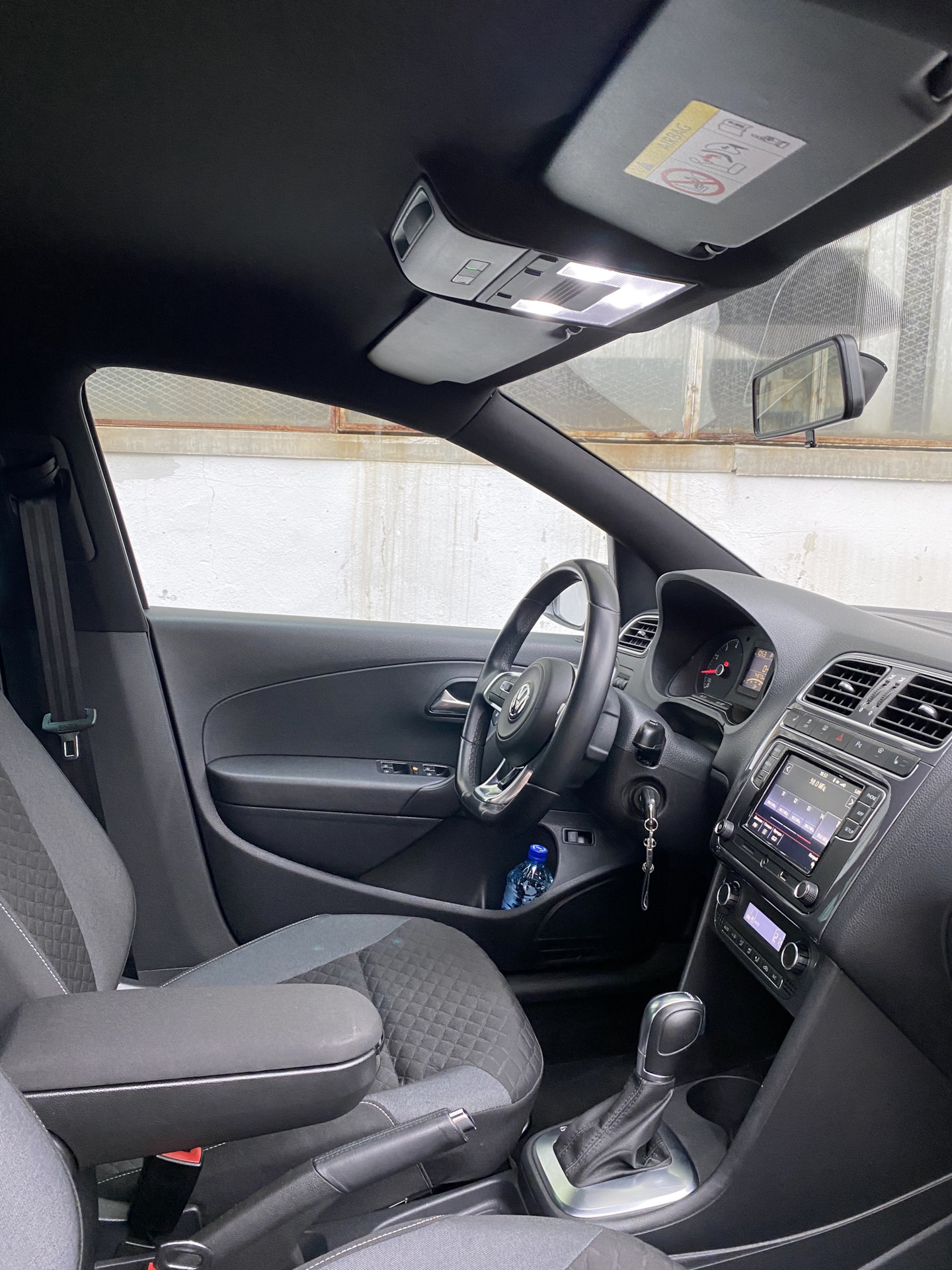 Черный потолок на фольксваген поло