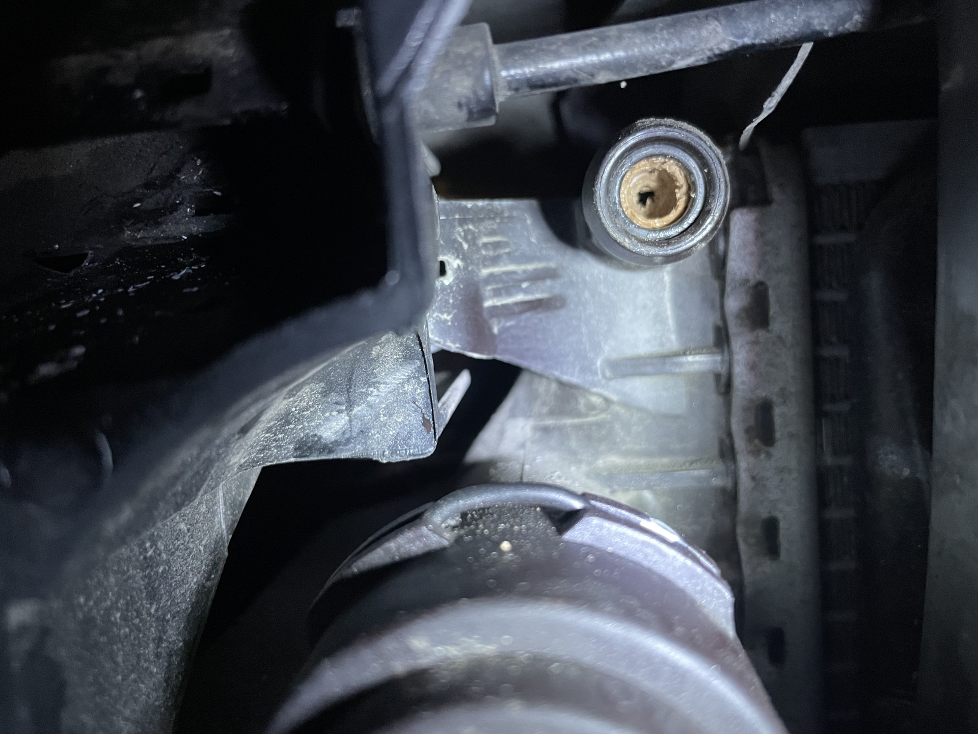 Замена бачка охлаждающей жидкости — Audi A6 (C7), 1,8 л, 2015 года ...