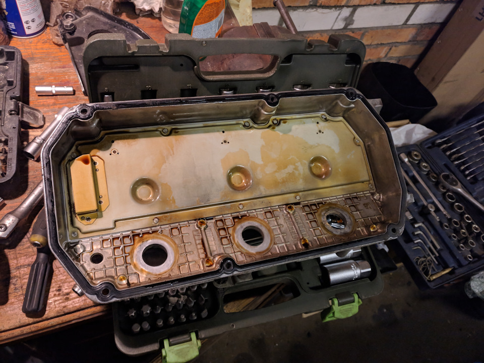 как видно клапанная крышка по тихонечку начала отмываться от лака, думаю что все дело в Луке) — Mitsubishi Pajero (4G)