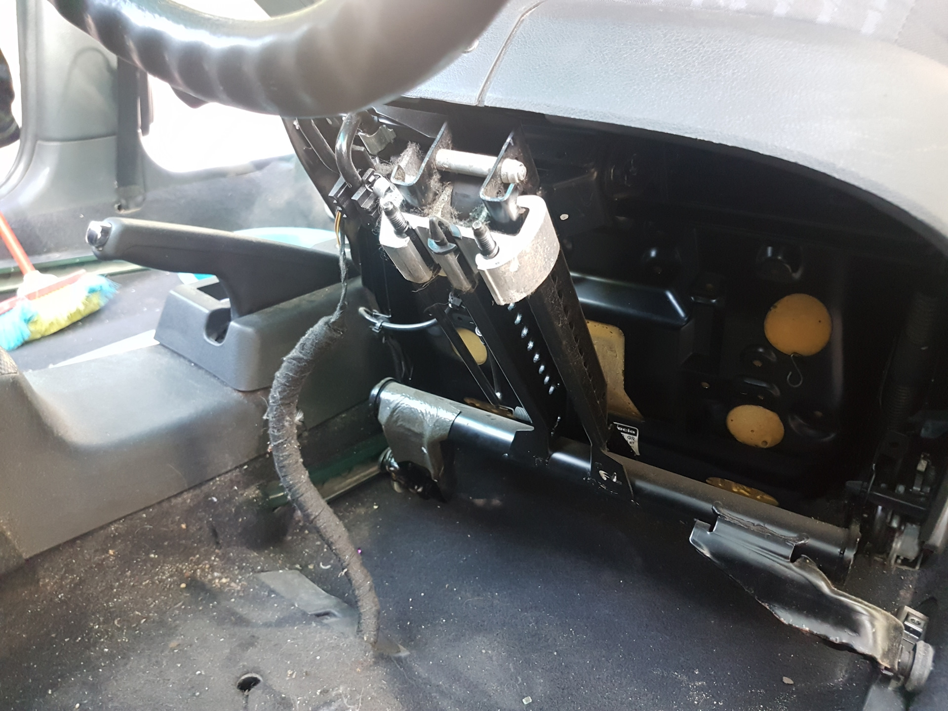 Снятие передних сидений — Skoda Octavia A4 Mk1, 2 л, 2001 года | мойка ...