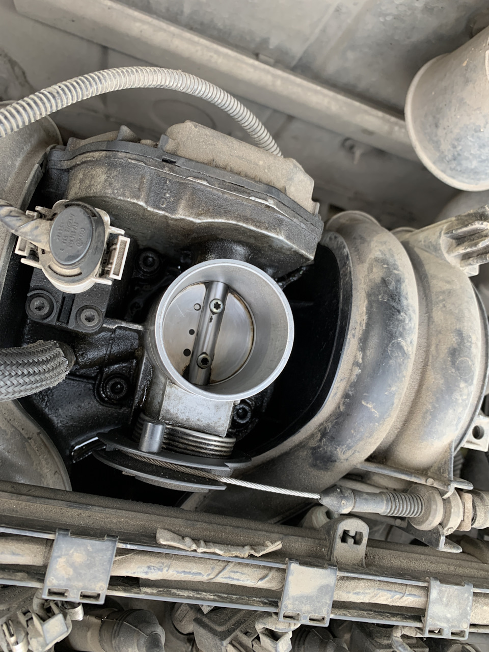 Чистка воздушной заслонки. — Volkswagen Polo Classic, 1,4 л, 1998 года ...