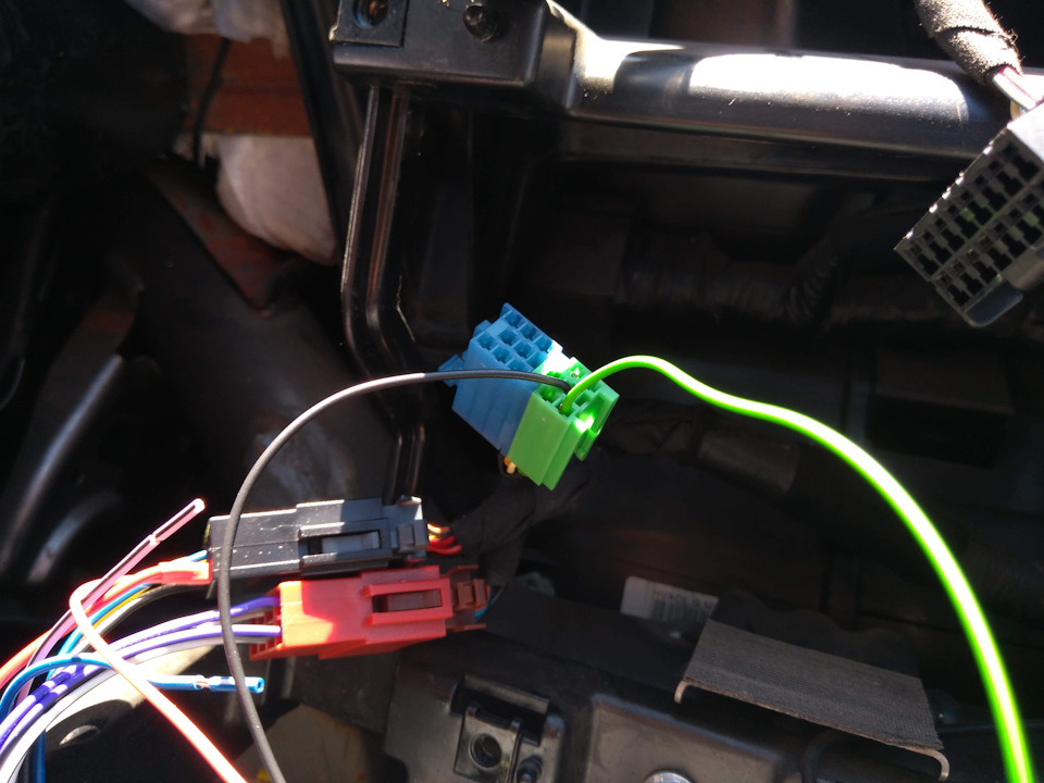 Зеленый к зеленому, черный к черному, а не так как написано в инструкции. Черный провод больше никуда не подключал, опять таки вопреки инструкции все работает. Красный провод адаптера вешаем на КРАСНЫЙ провод ISO разъема (т.к.мы уже поменяли красный и желтый местами). — KIA Ceed SW (1G)