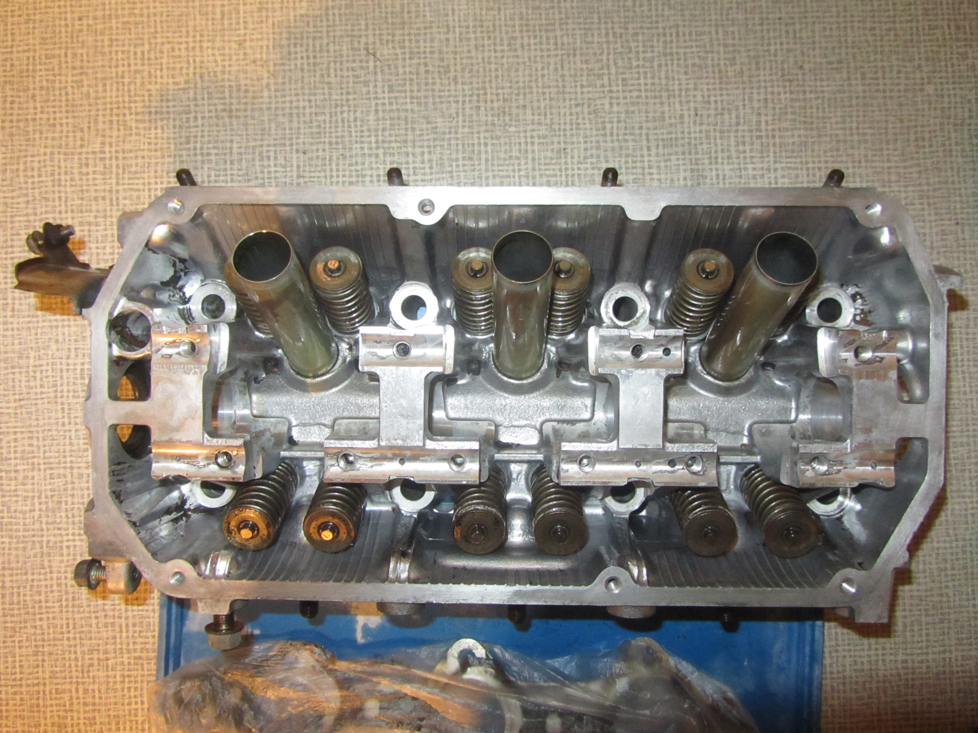 Головка mitsubishi. ГБЦ 6g72. 6g72 DOHC ГБЦ. ГБЦ Mitsubishi Pajero 3 3.0 v6. Масляные каналы ГБЦ на 6g72.