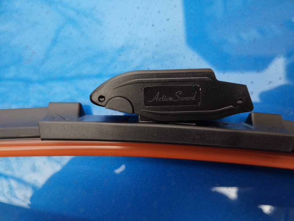 Сам фиксатор при движении дворников двигается, что дает лучшее соприкосновение дворника со стеклом — Hyundai Solaris (2G)