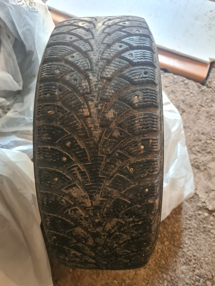 Шины зимние шипованные Nokian 205/55 R16. Б/у | 4 500 ₽ в городе ...