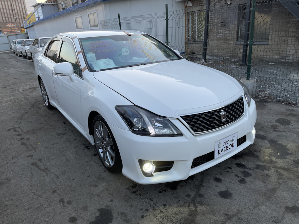 Форпост запчасти владивосток тойота. Toyota Crown athlete grs204. Crown grs204 athlete 3.5. Тойота Кроун 2009 на приставках. Тойота Краун 2009 год поднятый кузов на проставках.