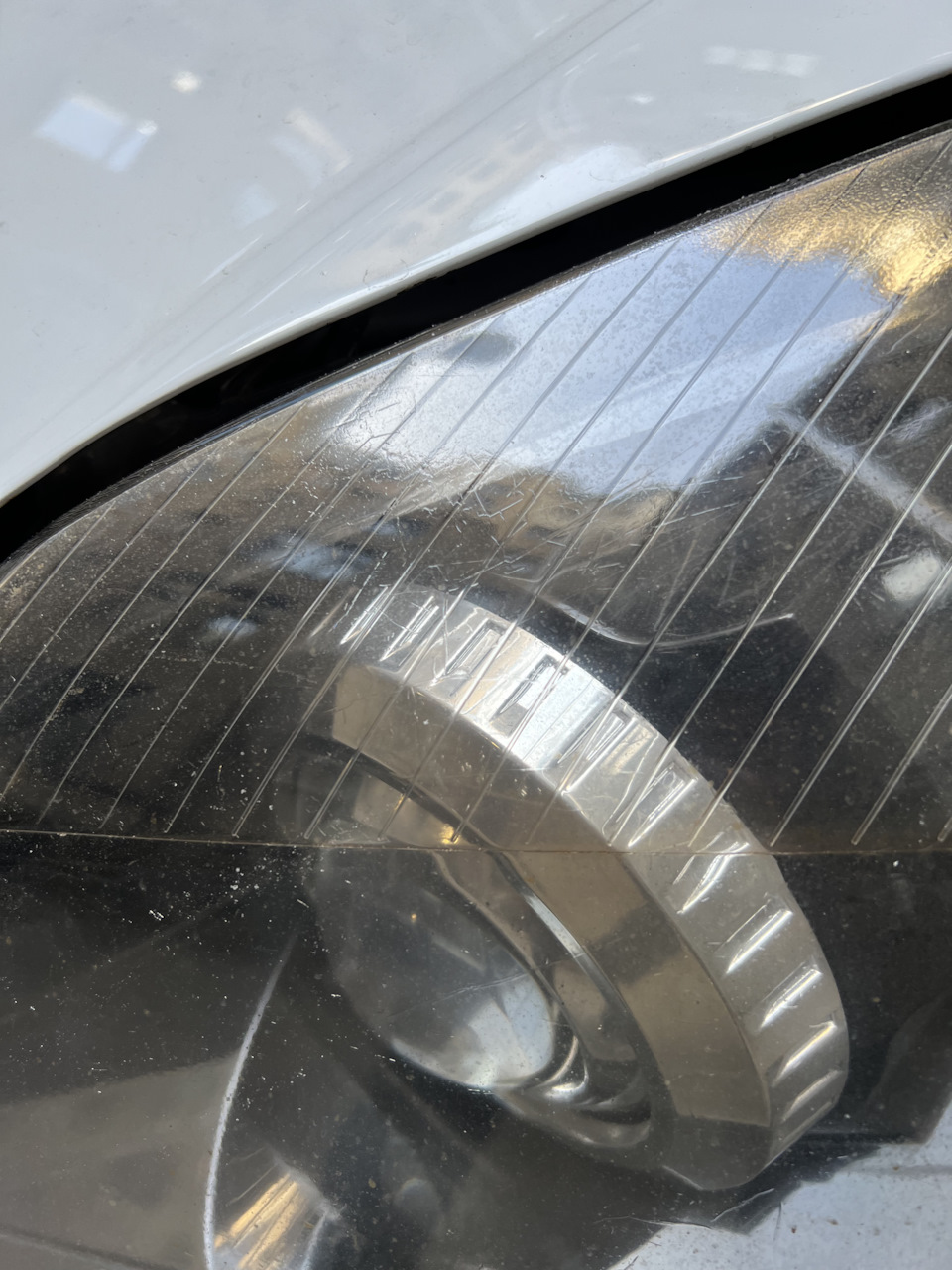 На правой потрескался сильнее — Opel Astra H GTC