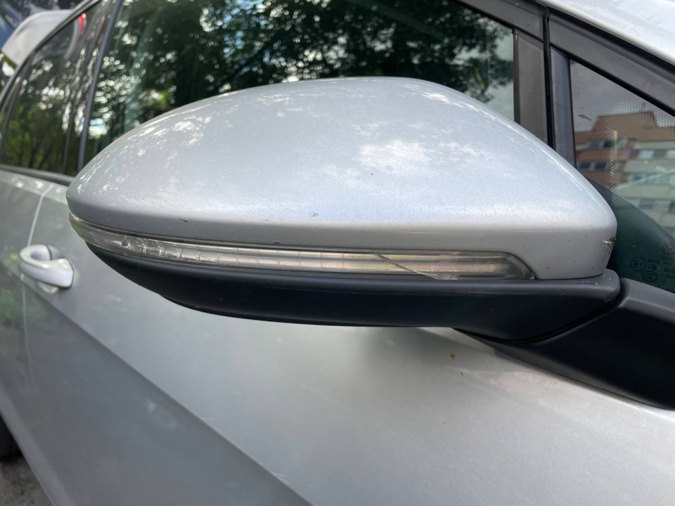 Замена повторителя поворота в зеркале — Volkswagen Golf Mk7, 1,4 л ...