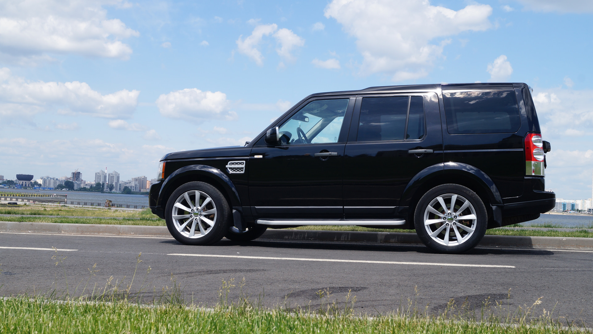 Ленд Ровер Дискавери 4 черный. Дискавери 4 r20. Land Rover Discovery 4 черный тонированный. Дискавери 4 Рестайлинг зеленый.