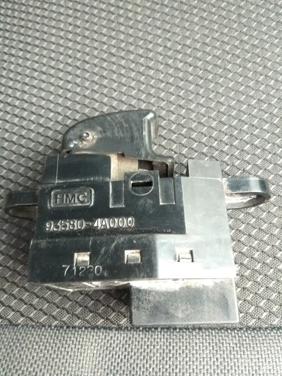 Кнопка пассажирского стеклоподъёмника — Hyundai H-1 (1G), 2,4 л, 2006 ...