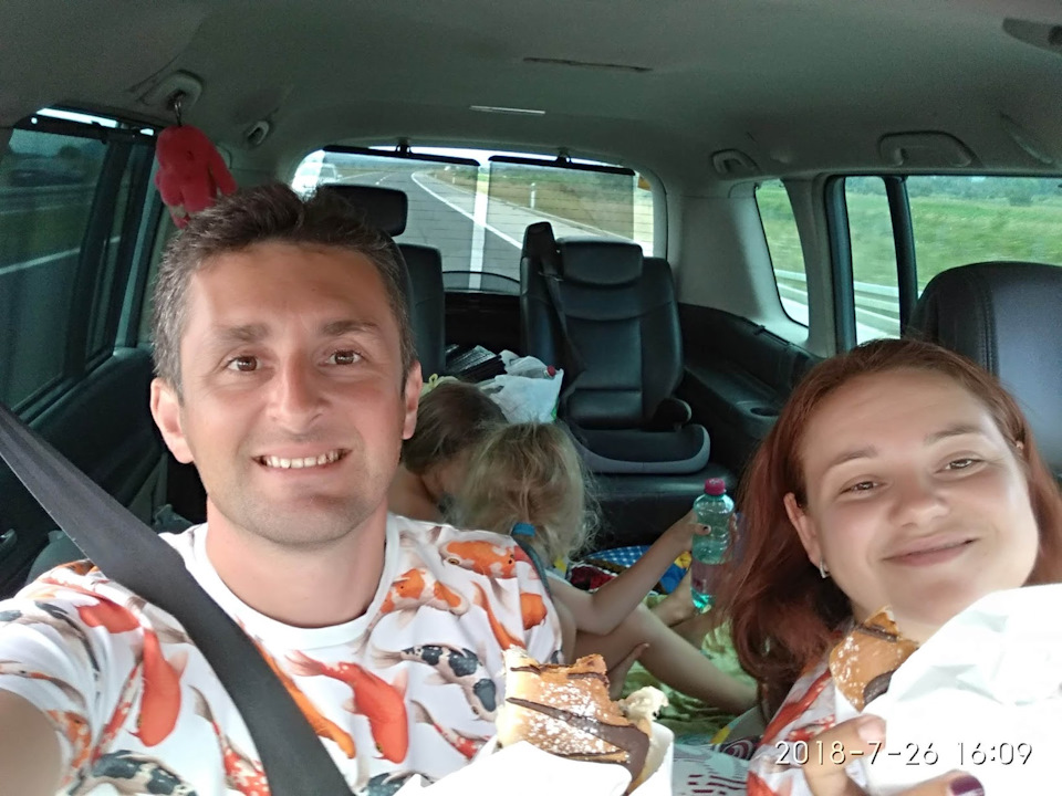 Тут видно кресла девчонок и их лежанка. — Renault Espace (4G)