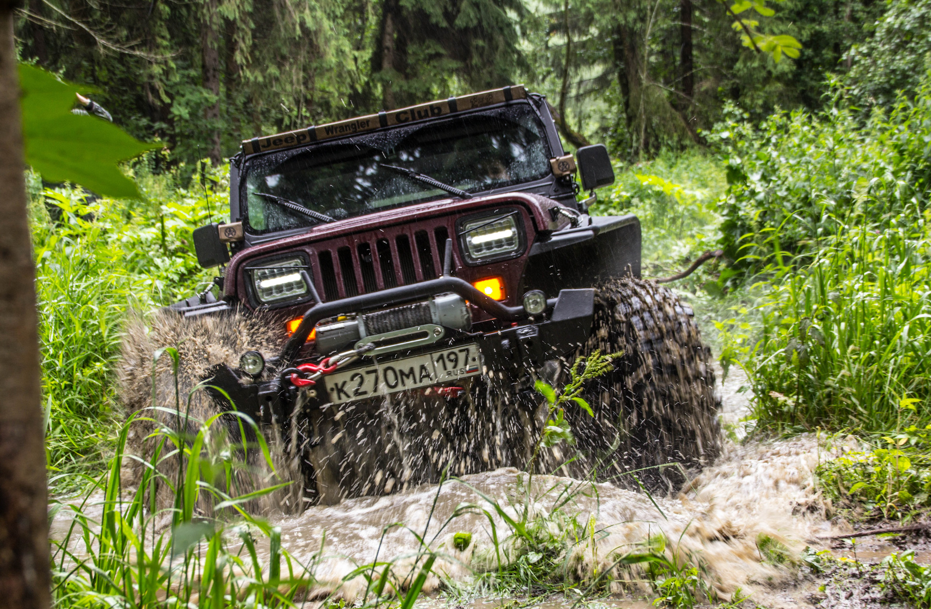 Jeep Wrangler 4 в грязи