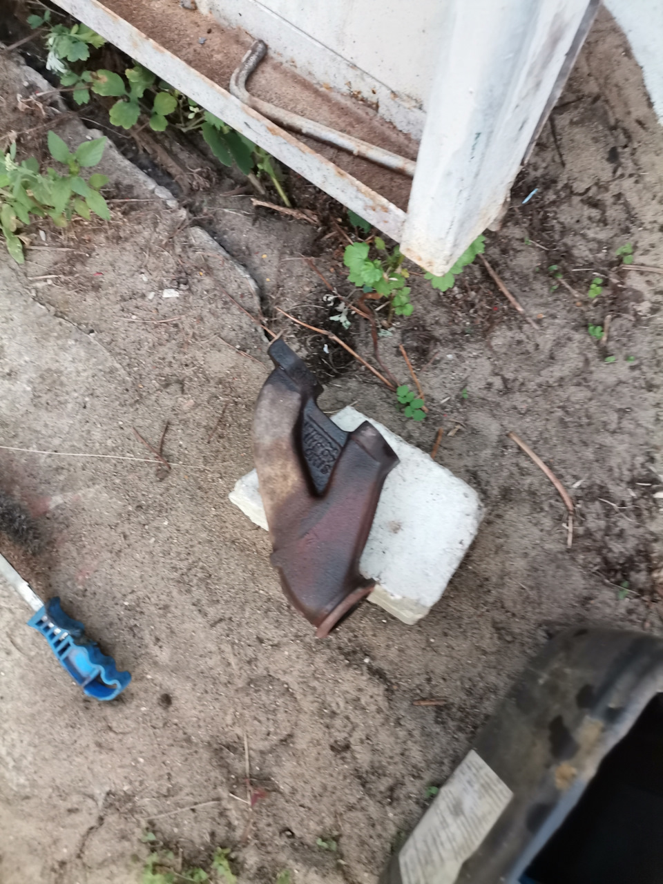 Воняет выхлопом в салоне — Audi 100 (C3), 2,3 л., 1990 года | поломка ...