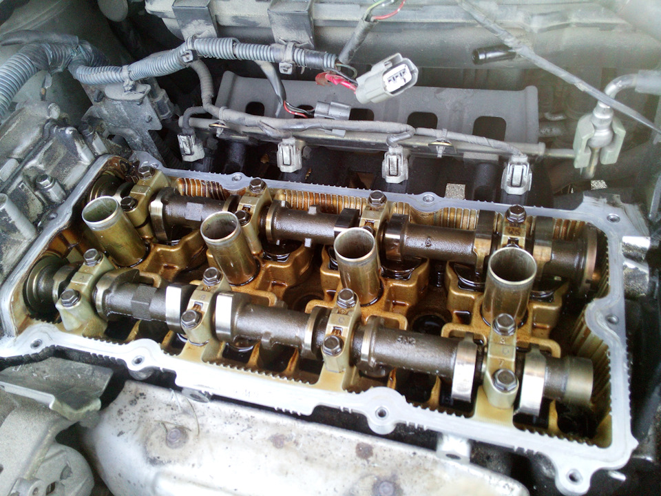 Замена прокладки крышки клапанов. — Nissan Presage (2G), 2,5 л, 2003 ...