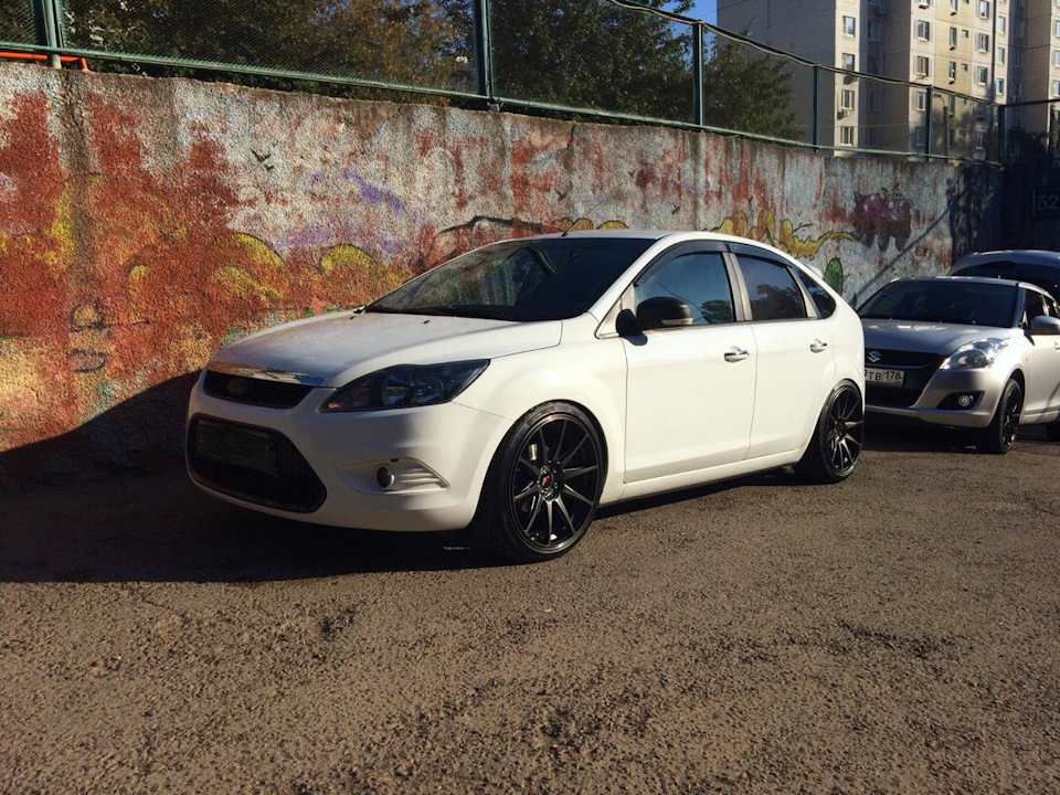 Ford Focus 3 белый хэтчбек на r18