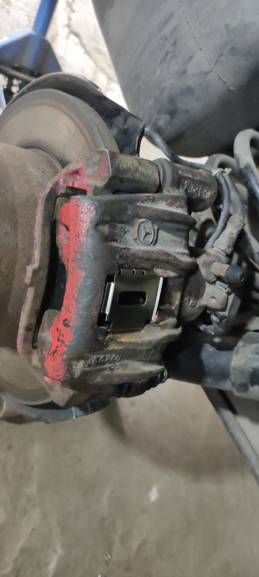 Манжета и пружина заднего суппорта — Mercedes-Benz G-Class (W463 1G), 3 ...