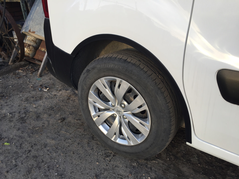 Молдинги на колесные арки — Peugeot Partner Tepee, 1,6 л, 2012 года ...