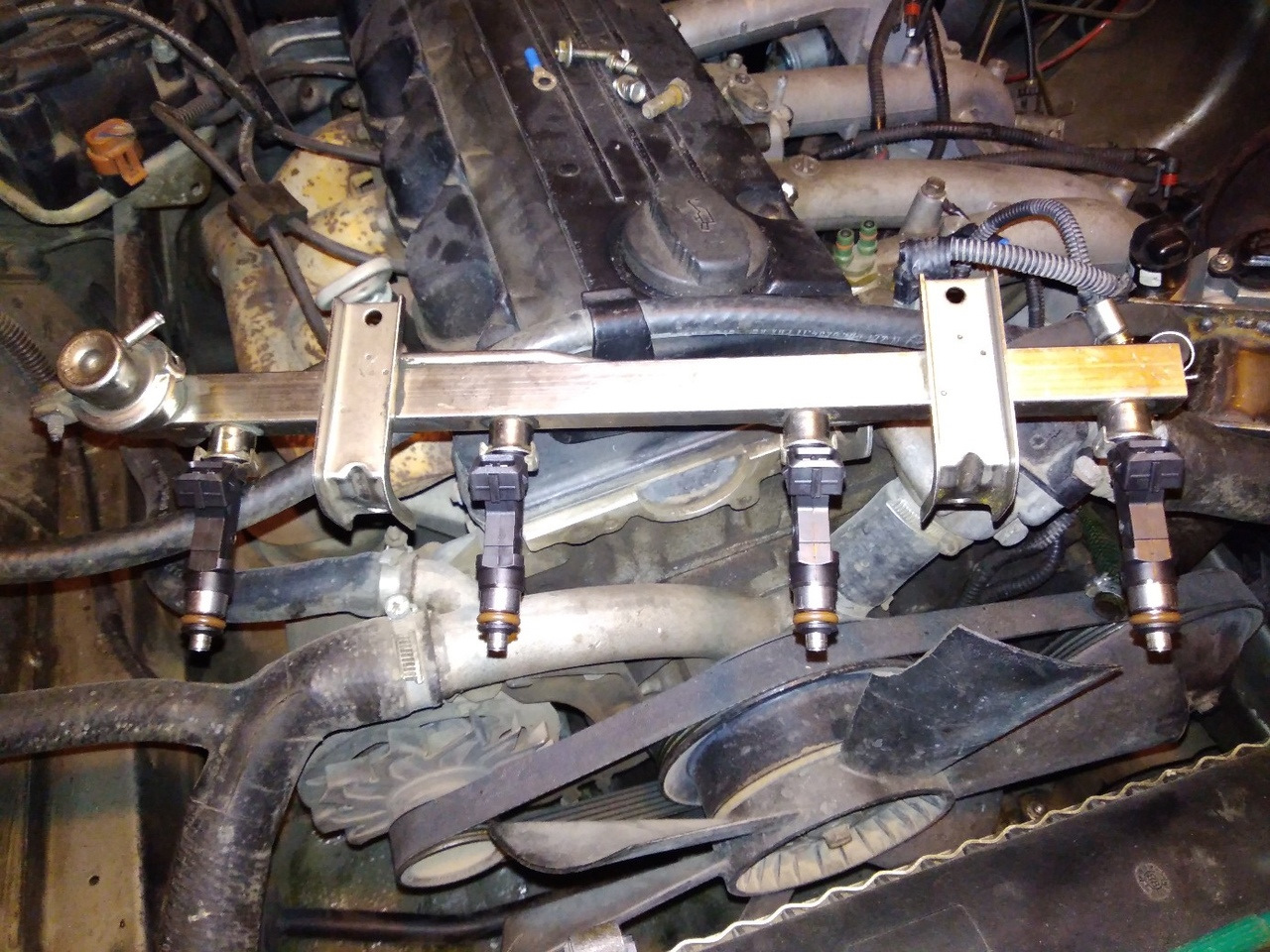 Рампа лада веста. Рампа топливная ваз 2114 1. 2107 турбо 16v топливная рампа. Топливная рампа мтз 80. Форсунки бмв е39 2.