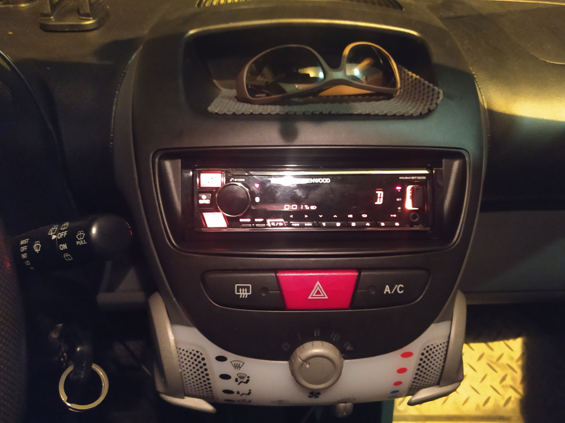 Как снять магнитолу пежо 107 Рамка магнитолы. - Peugeot 107, 1 л, 2009 года аксессуары DRIVE2
