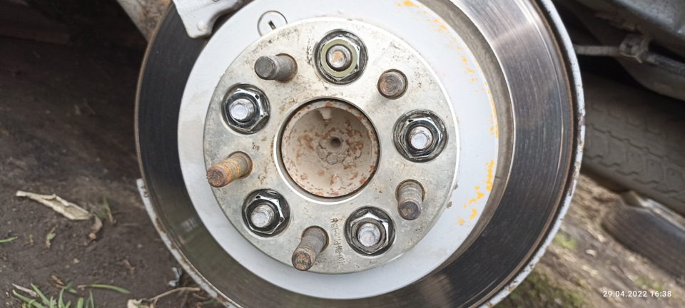 Установка проставок на задние колëса. — Toyota Wish (AE10), 1,8 л, 2003 ...