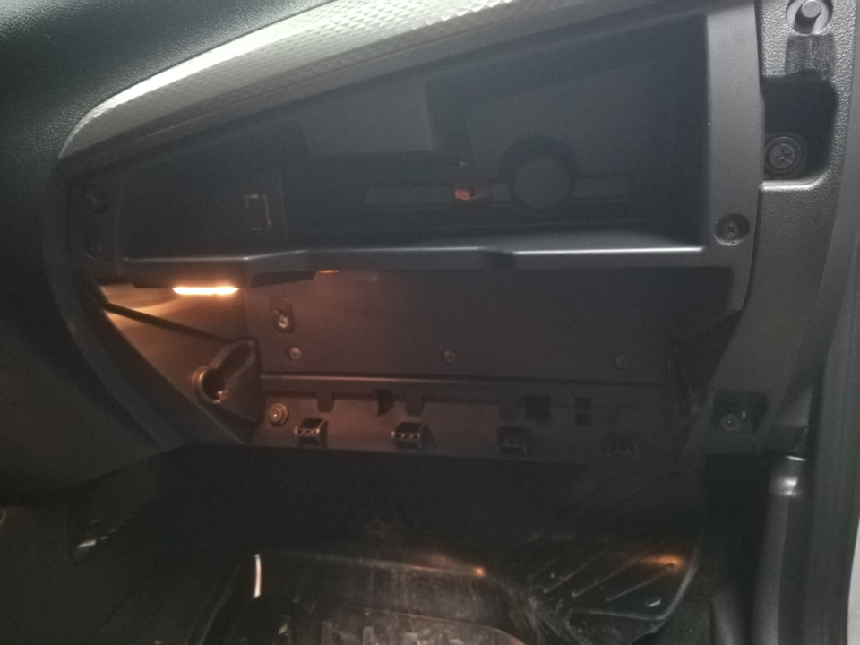 Снятый бардачок — Lada Гранта Лифтбек (2G)