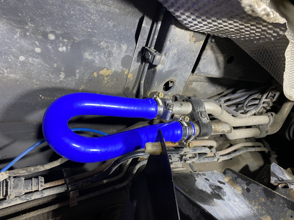 U-образный силиконовый патрубок. — Volkswagen Transporter T5