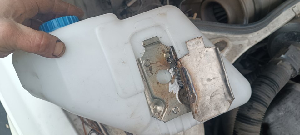 Крепление бачка омывателя. — Москвич 2141, 1,5 л, 1991 года | тюнинг ...