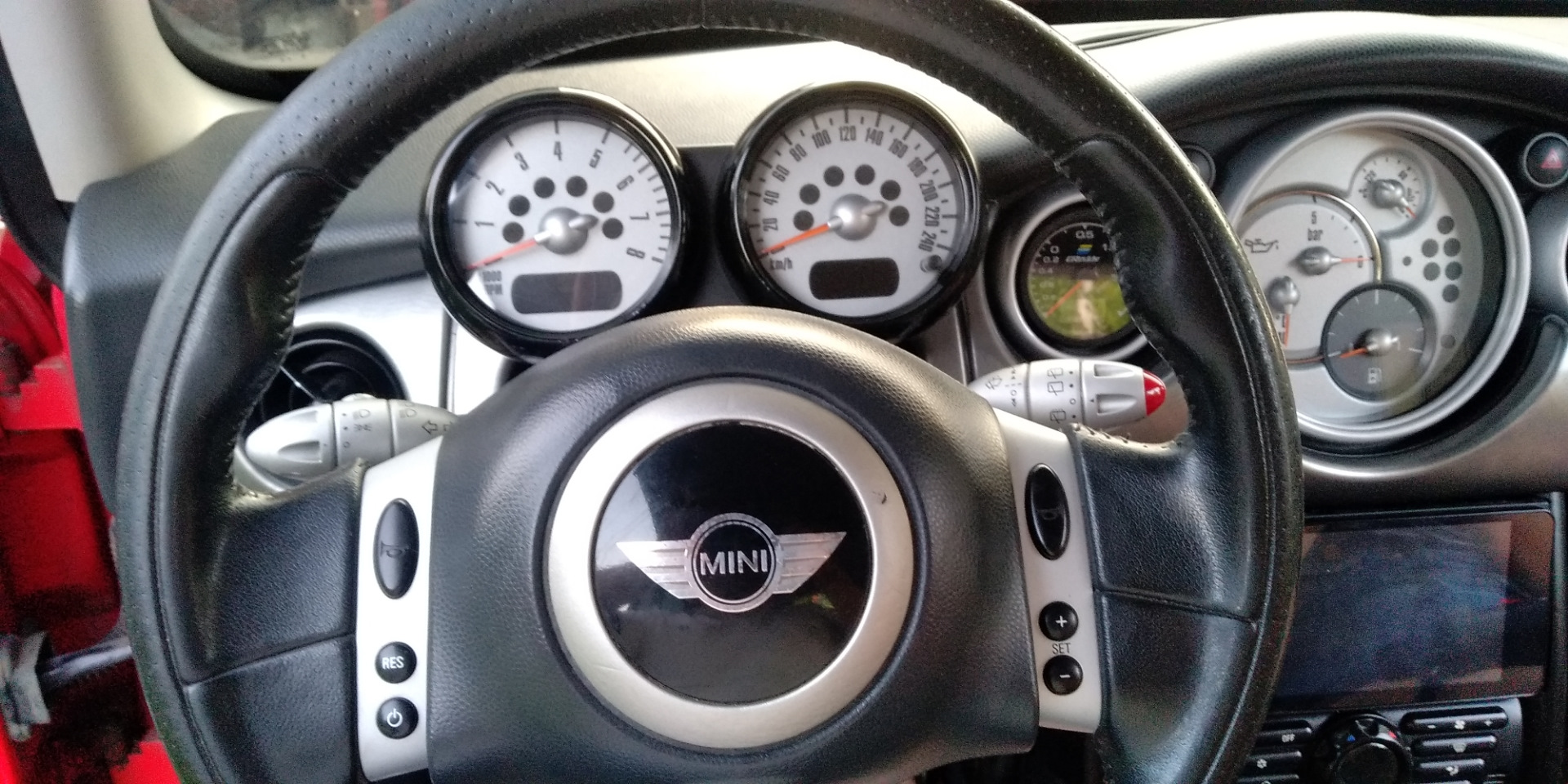 Mini Cooper за рулем