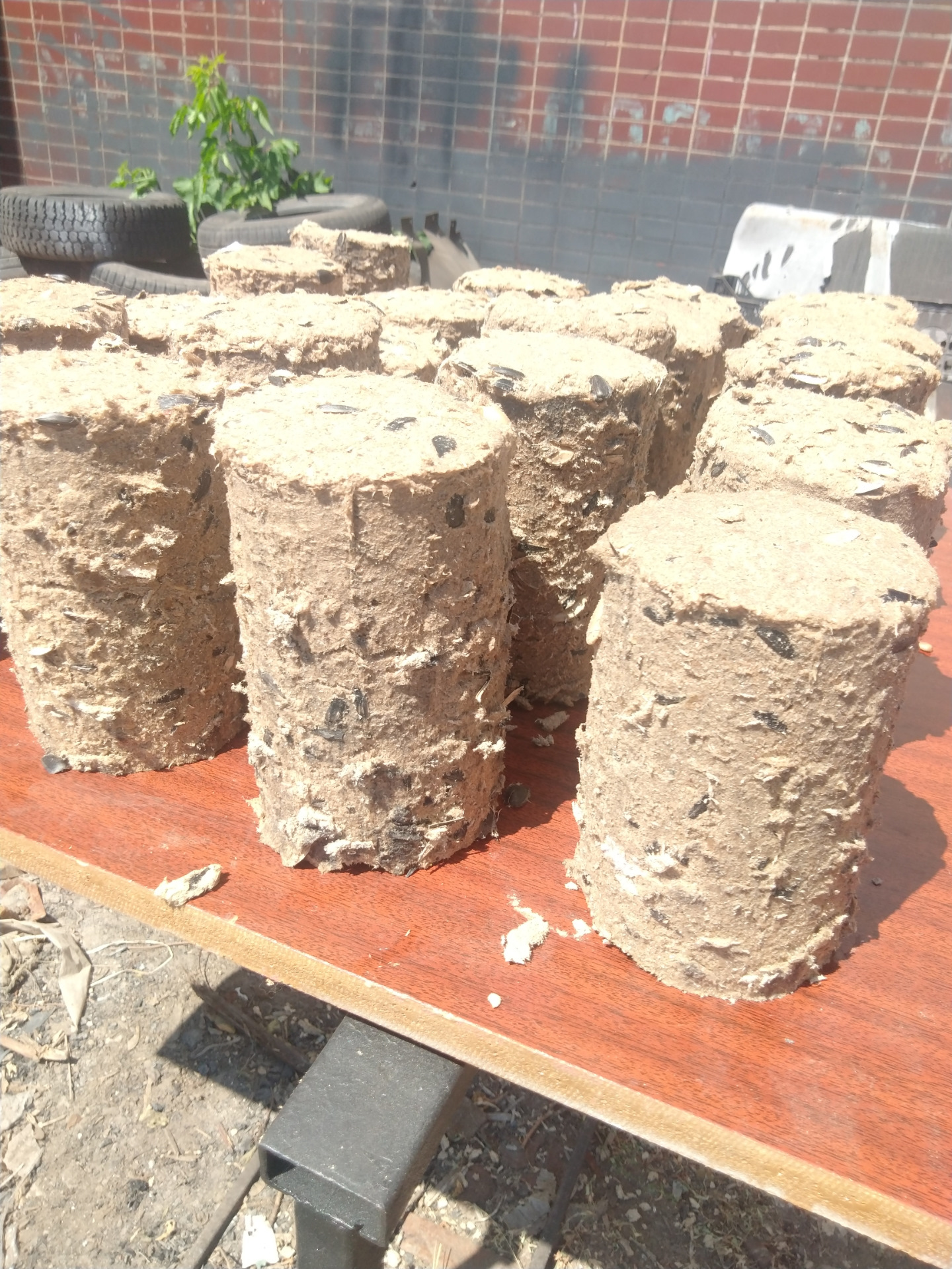 Как делают брикеты. Пресс пб-200 для топливных брикетов. Станок для топливных брикетов. Гидравлический пресс для брикетов пб15. Как делают брикеты.