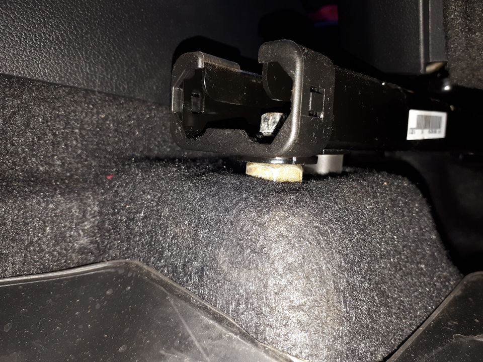 Крепеж сидений на хендай солярис. Крепеж для спинки стула. Крепление сидений солярис. Заглушка крепления сидений хендай солярис. Не работает один подогрев сидения хендай солярис 2019 года.