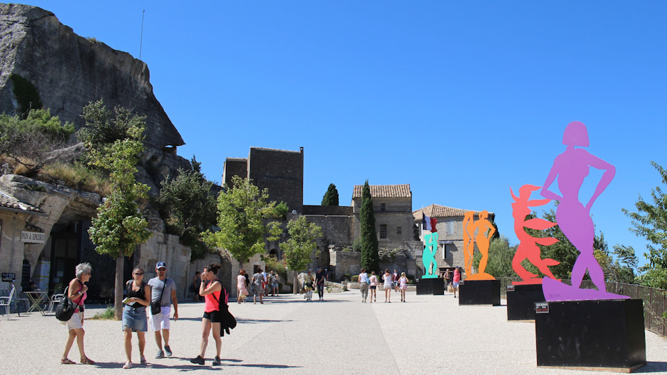 Красочный вход в деревню. Туристов довольно много. Удивительно, но русскую речь я там не услышал. — Audi A4 (B9)