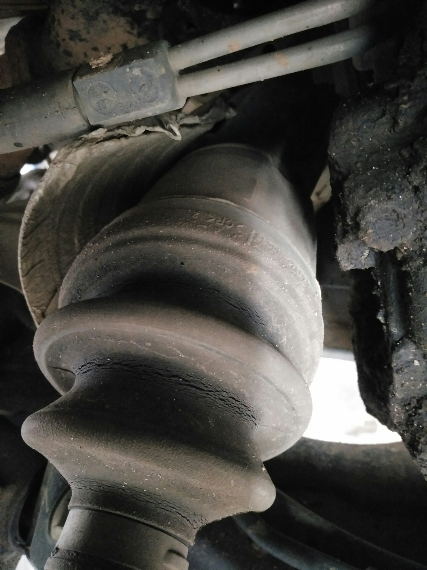 Внутренний шрус туксон 2008. Замена пыльника шрус санта фе. Пыльник кардана хендай санта фе. Hyundai santa fe 2003 пыльник кардана. Пыльник шруса карданного вала.