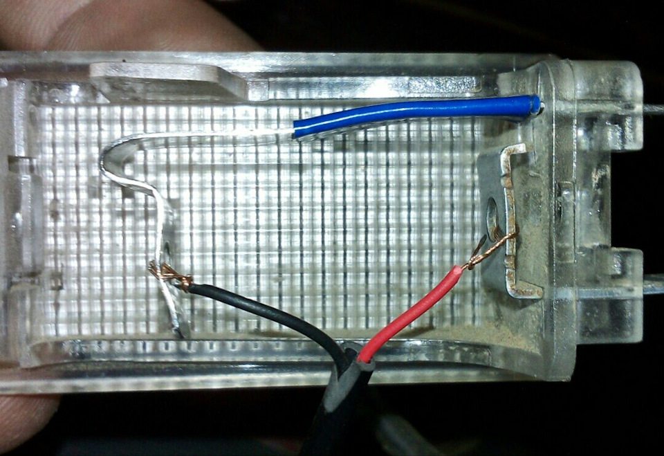 Прицепился в дырочки для лампочки. Верх заизолировал от греха подальше. — Daewoo Matiz (M100/M150)