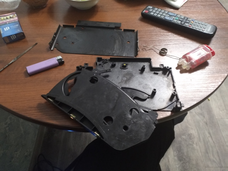 Разборка/сборка и ремонт задних подстаканников и пепельницы на VW Passat B5