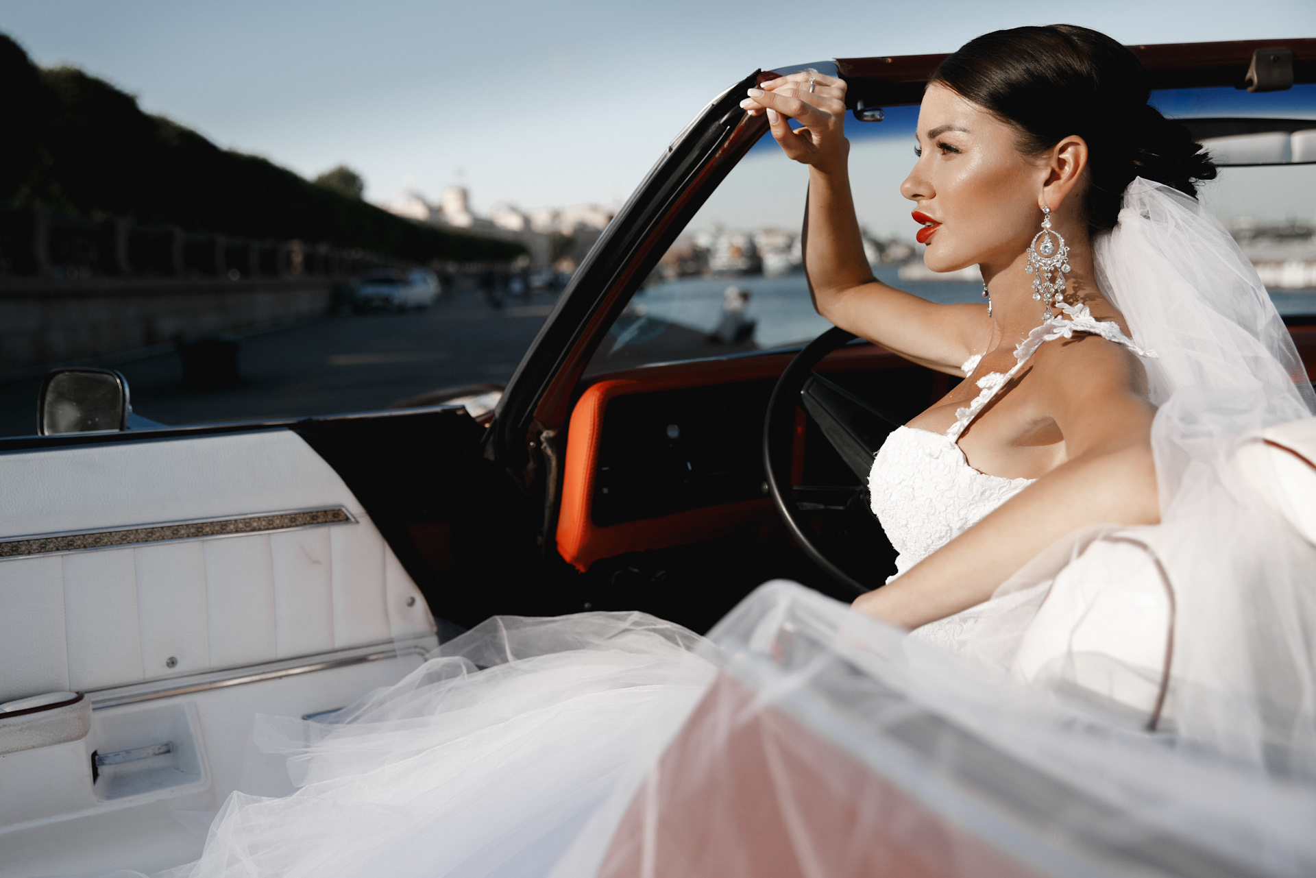Красивые невесты на машине