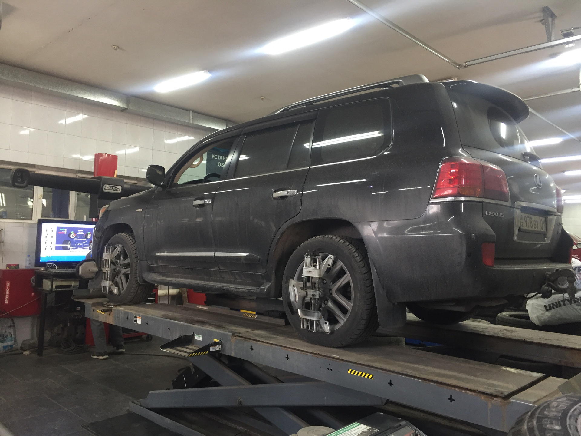На русском мосту лексус. Развал Lexus lx570. Сход развал Лексус 470. Lexus lx570 на подъемнике. Сход развал Лексус ЛХ 570.
