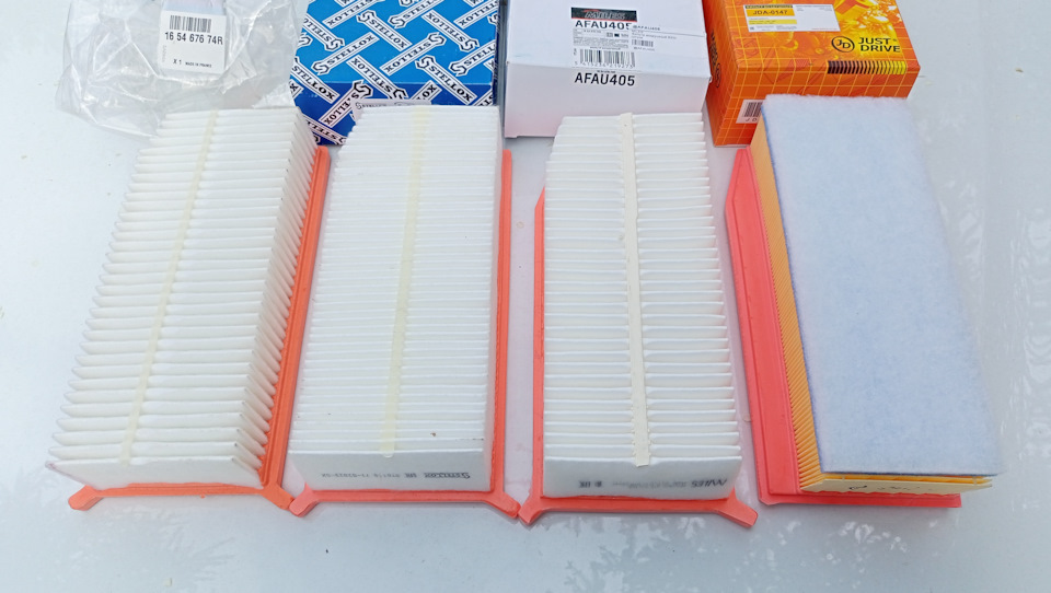 По форме и фильтрующему элементу ближе всех к оригиналу Miles. Хотя такое ощущение, что фильтрующий элемент у него немного менее плотный. — Renault Duster (1G). Запчасти на фото: 165467674R, AFAU405