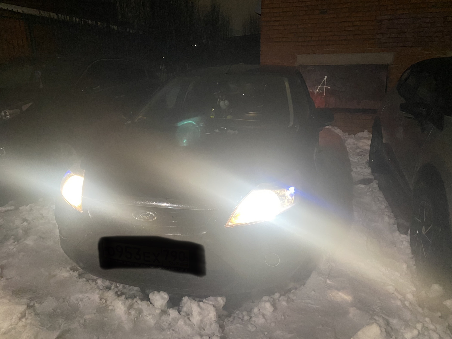 Новые лампочки в ближний свет в фары. — Ford Focus II Sedan, 1,6 л ...