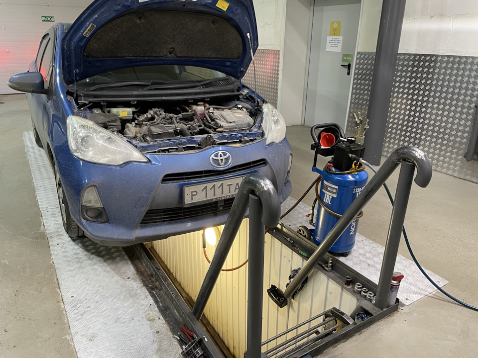 Toyota aqua 2015 масло вариатора. Замена масла тойота аква. Замена масла тойота аква. Замена масла на тойота аква. Замена масла toyota c-hr.