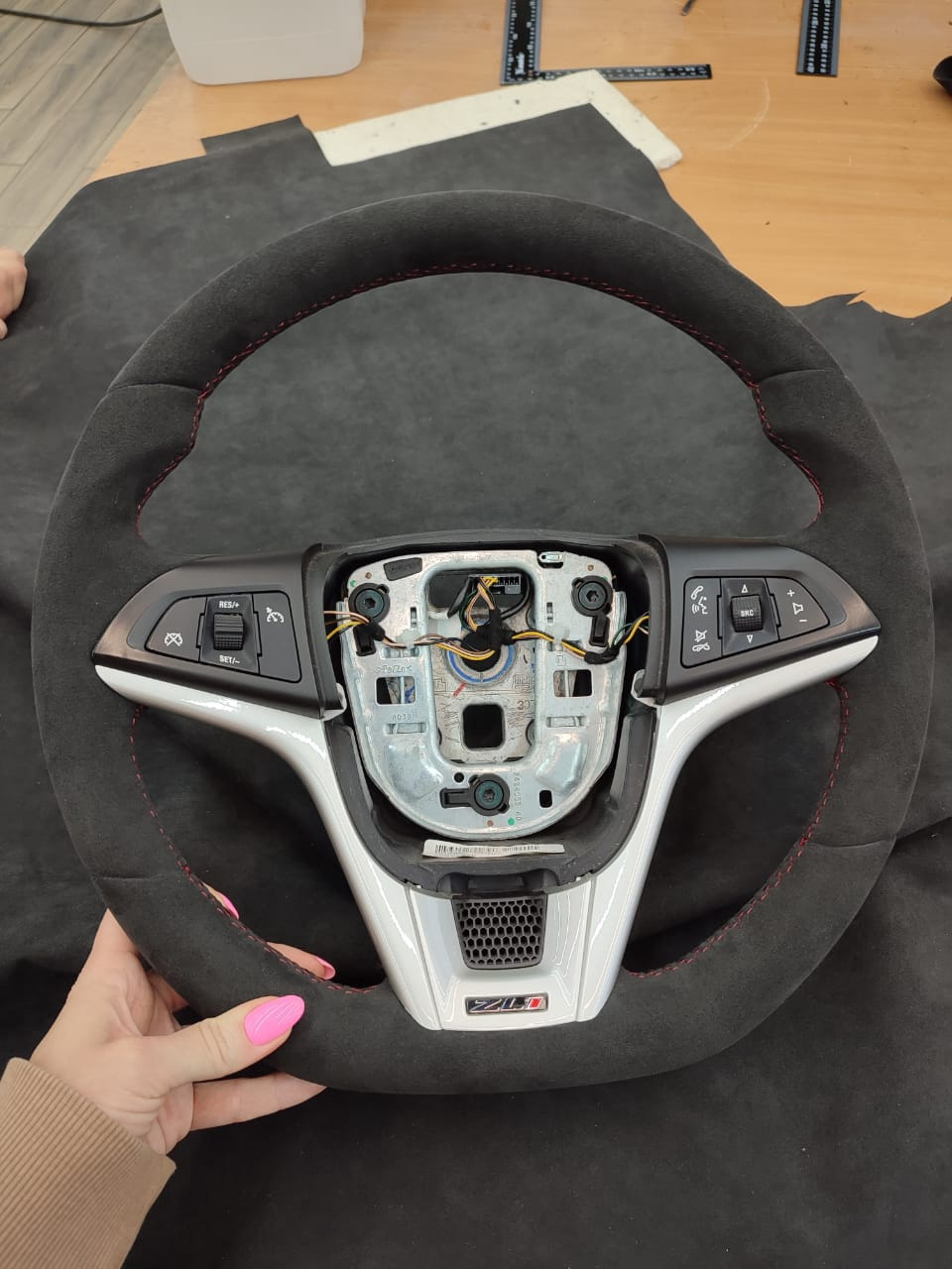 Перетяжка руля Chevrolet Camaro в алькантару — f5avto на DRIVE2