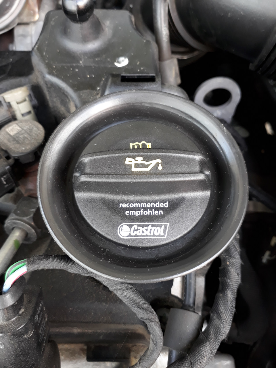 Попытка вылечить потеющую крышку маслозаливной горловины — Volkswagen ...