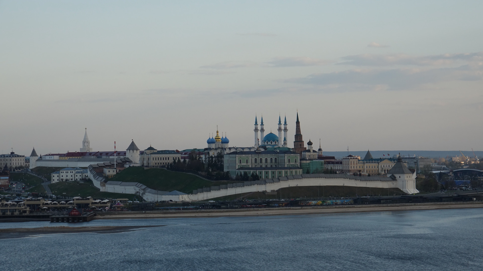 Казанский Кремль картинки. Казанский Кремль вид сверху карта. Машины на фоне Казанского Кремля фото. Зд экскурсия по Казанскому Кремлю.