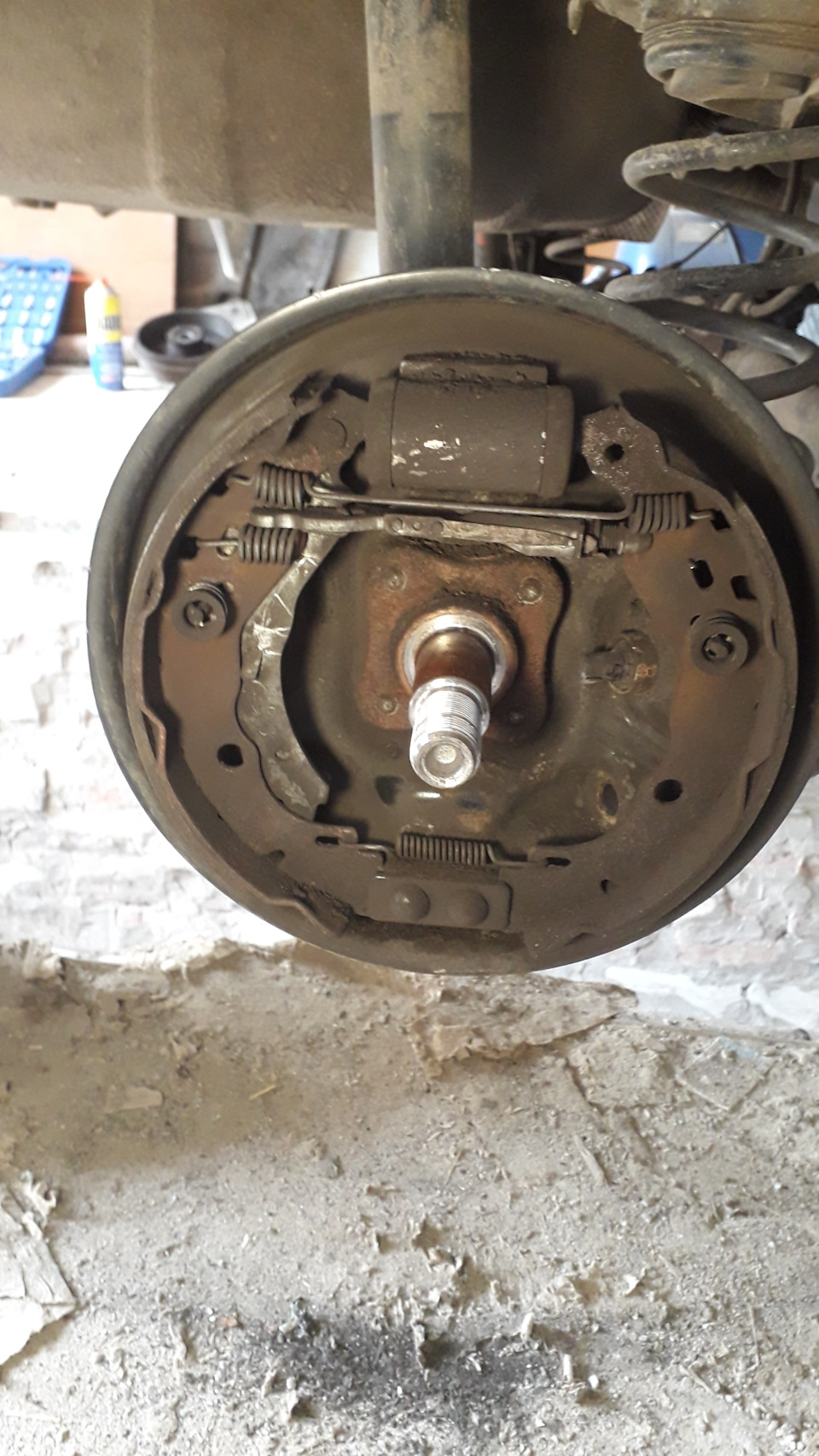 Замена колодок тормозных механизмов задних колес Renault Logan/Sandero