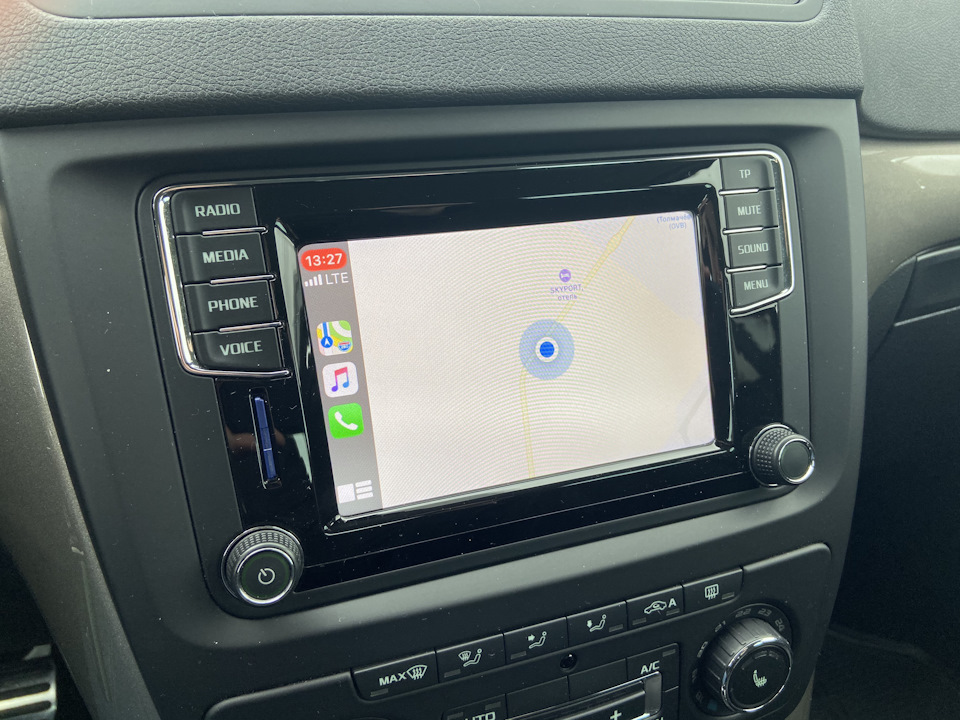 swap код для активации carplay smartlink skoda. FSAAAgJIoeA 960. swap код для активации carplay smartlink skoda фото. swap код для активации carplay smartlink skoda-FSAAAgJIoeA 960. картинка swap код для активации carplay smartlink skoda. картинка FSAAAgJIoeA 960. Сегодня нам удалось прописать функции SmartLink на Swing 3 в Rapid и Octavia. Как и на более старших по классу магнитолах Bolero и Columbus работу функции MirrorLink можно активировать в движении. Соответственно имеем возможность лицезреть Яндекс Навигатор или видео из Youtube во время движения на штатном мониторе!P.s. максимальный функционал доступен с телефонами имеющими поддержку MirrorLink.