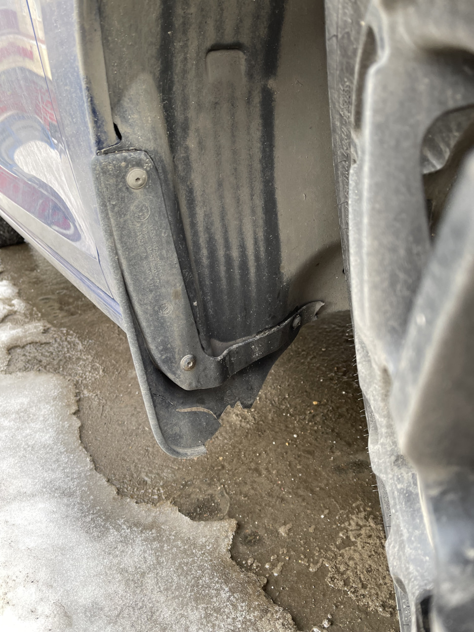 В феврале впервые за 3 года сломал передний родной брызговик… — Skoda Rapid (1G)