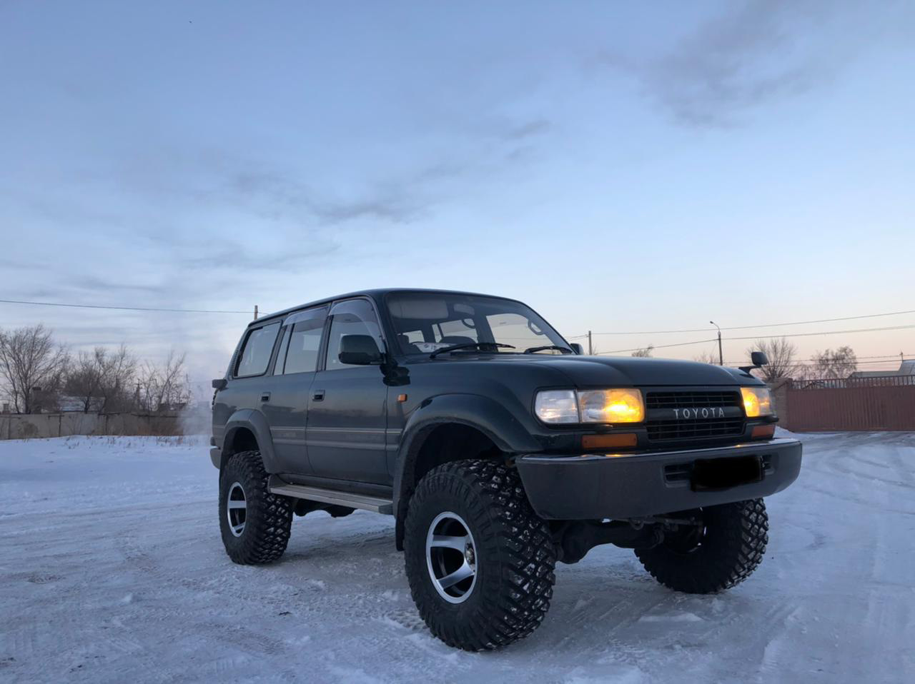 Колесо ленд крузер 80. Новая резина ленд Крузер 80. Тойота 80 35 колеса. Toyota Land Cruiser 80 боком. Gmt400 35 колеса.