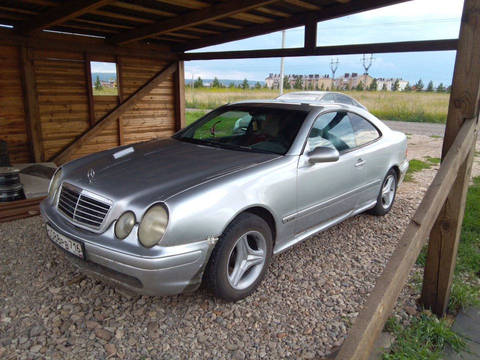 Белый Мерседес w208